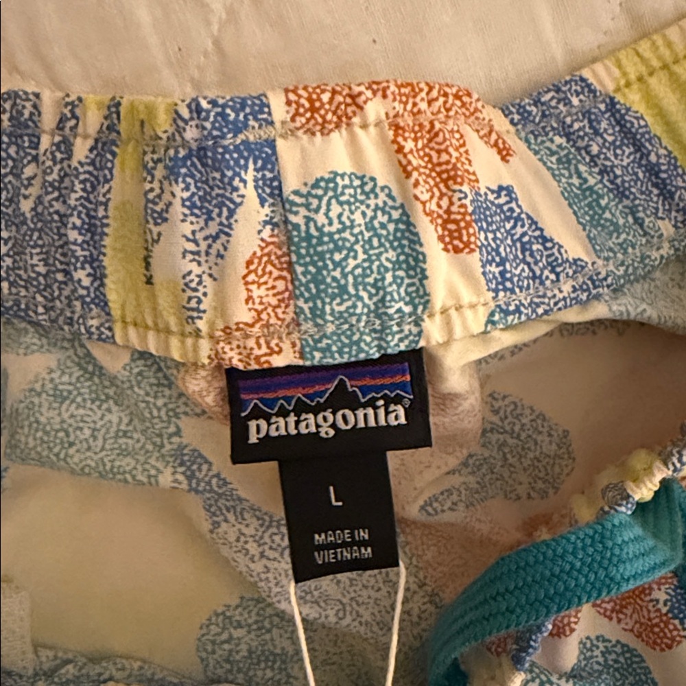 NWT Patagonia Barely Baggies 2.5” - Picture 3 of 5